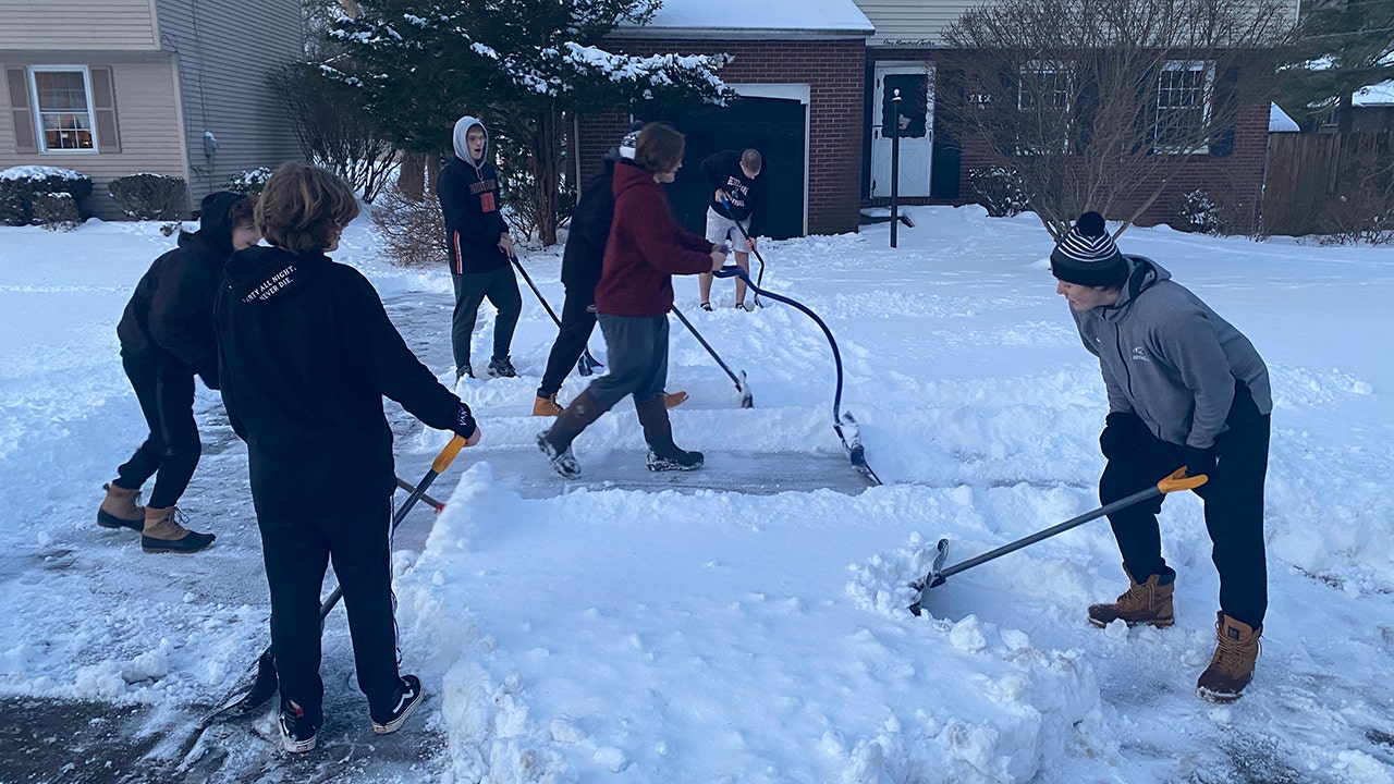  Pennsylvania football coach sends athletes to shovel driveways for elderly neighbors 