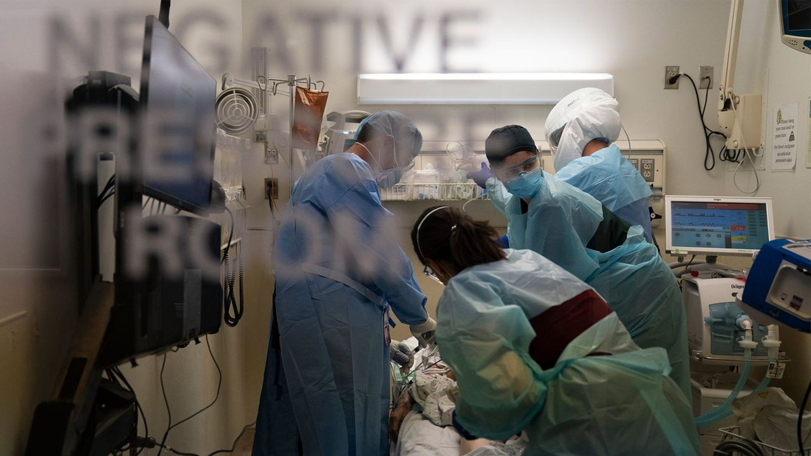  Doctors and nurses warn of “breaking point” in hospital ERs 