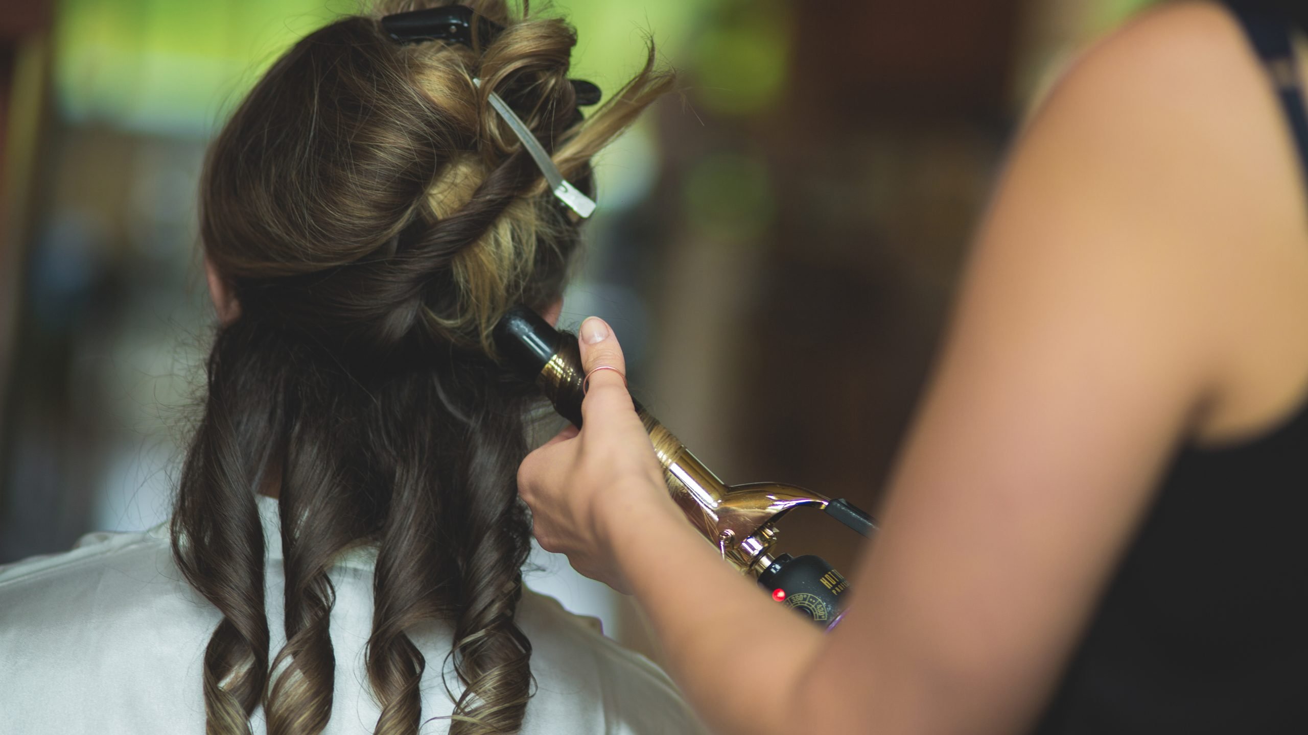  All you need to know about hiring a hairstylist for your photo shoot 