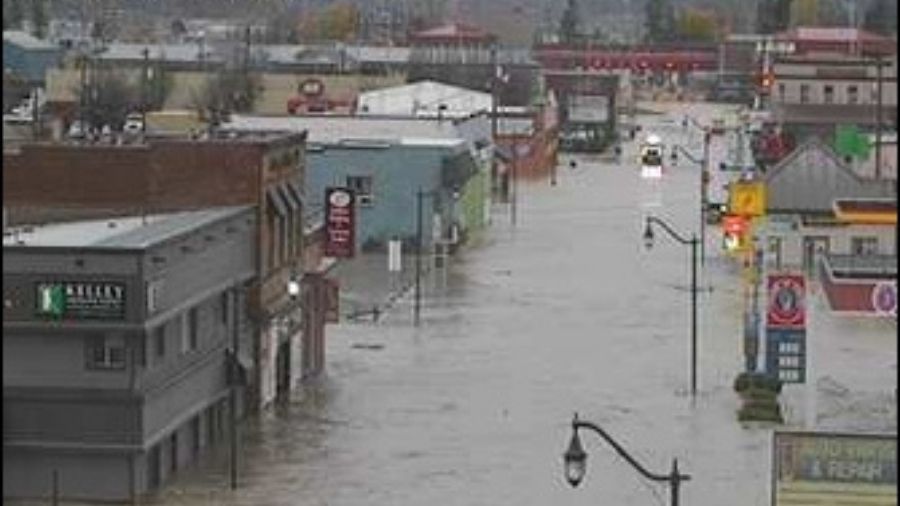  Flooding hits 75% of Sumas homes as responders stage rescues with boats, tractors 