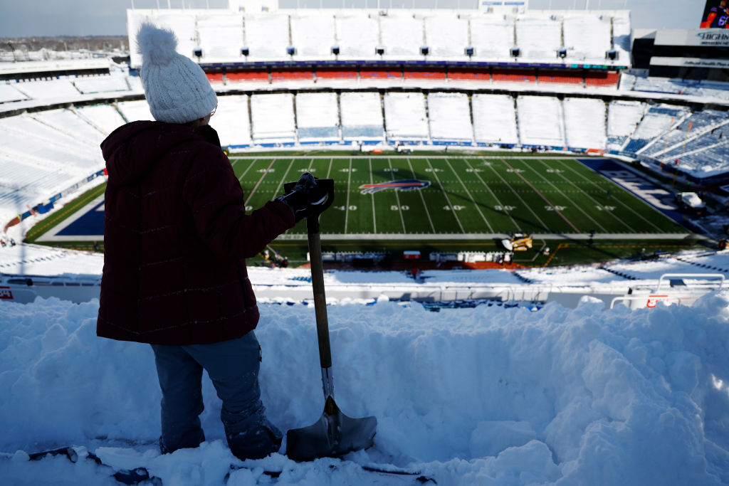  Sun gives way to clouds as crews dig out snowed-in stadium for Bills’ playoff game vs. Steelers 