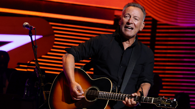  Bruce Springsteen pays tribute to Dr. Martin Luther King Jr. 
