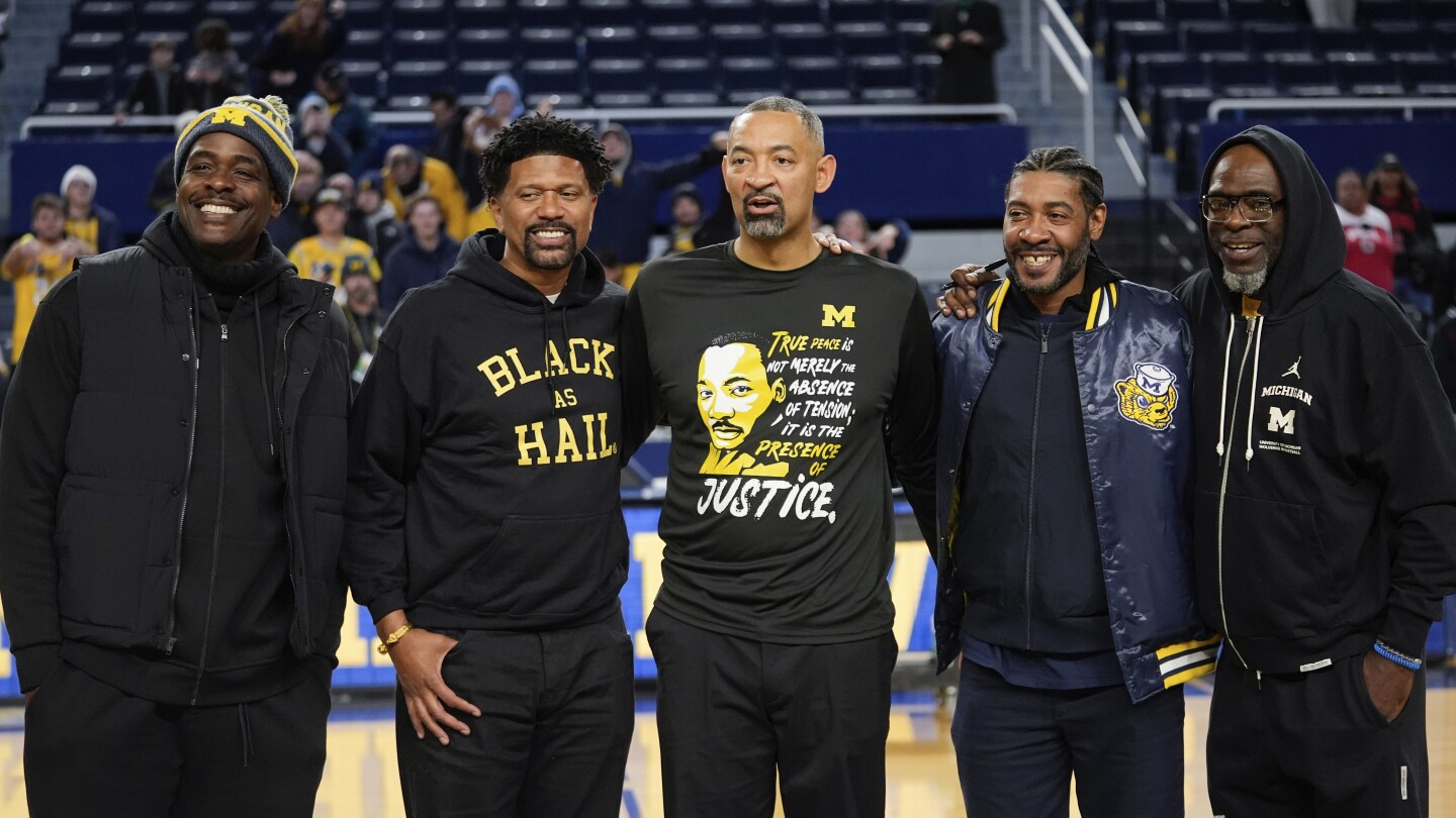  Michigan’s Fab Five reunites to support Howard, attends 1st basketball game at Crisler in 3 decades 