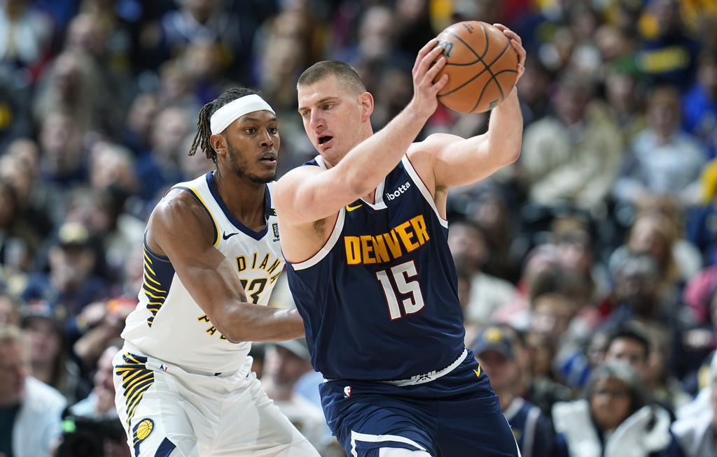  Jokic leads balanced offensive effort in Nuggets’ 117-109 win over Pacers 
