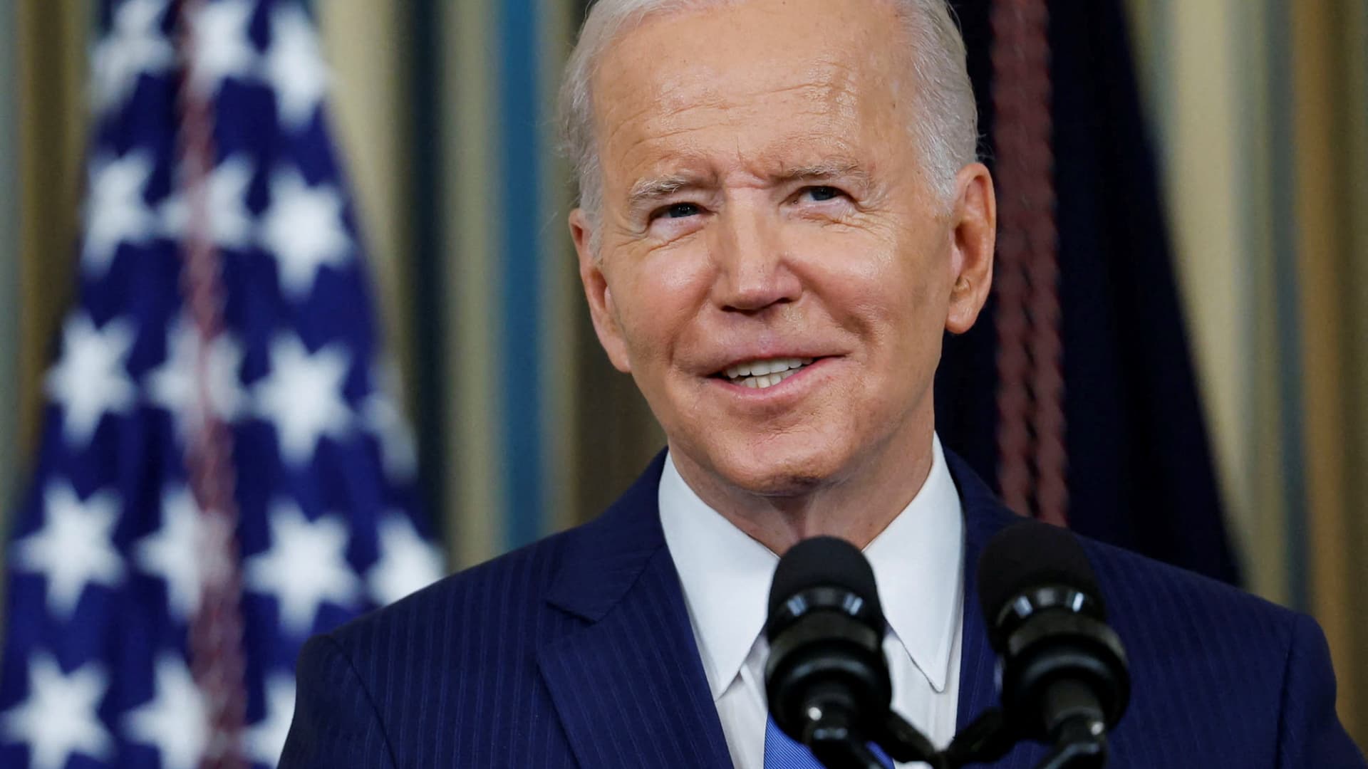   
																Live updates — Midterm elections: Biden says a predicted Republican wave 'didn't happen' 
															 