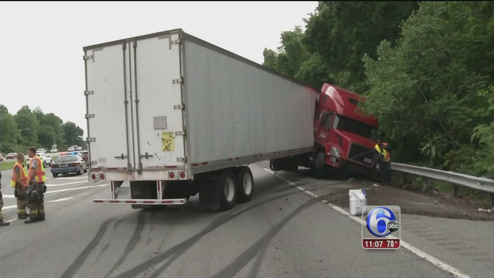  Jackknifed tractor-trailer causes traffic jams on I-95 SB 
