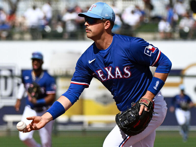  Rangers' Lowe strains oblique, could miss Opening Day 