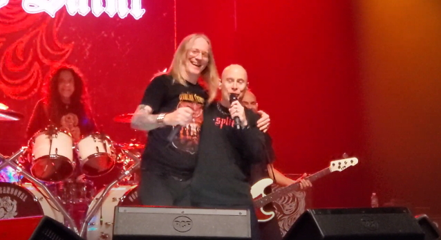  Watch: JOHN BUSH Rejoins ARMORED SAINT On Stage After Sitting Out Shows Due To Respiratory Infection 