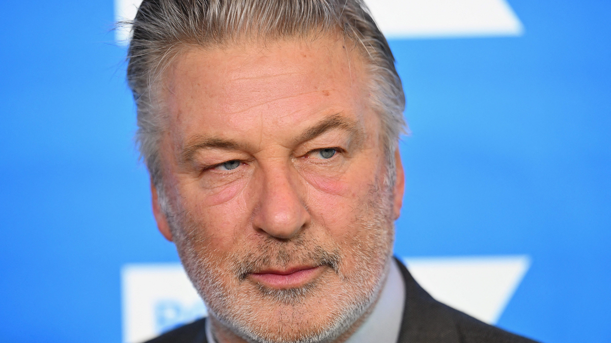  Alec Baldwin's lawyers ask judge to dismiss Rust manslaughter charges 