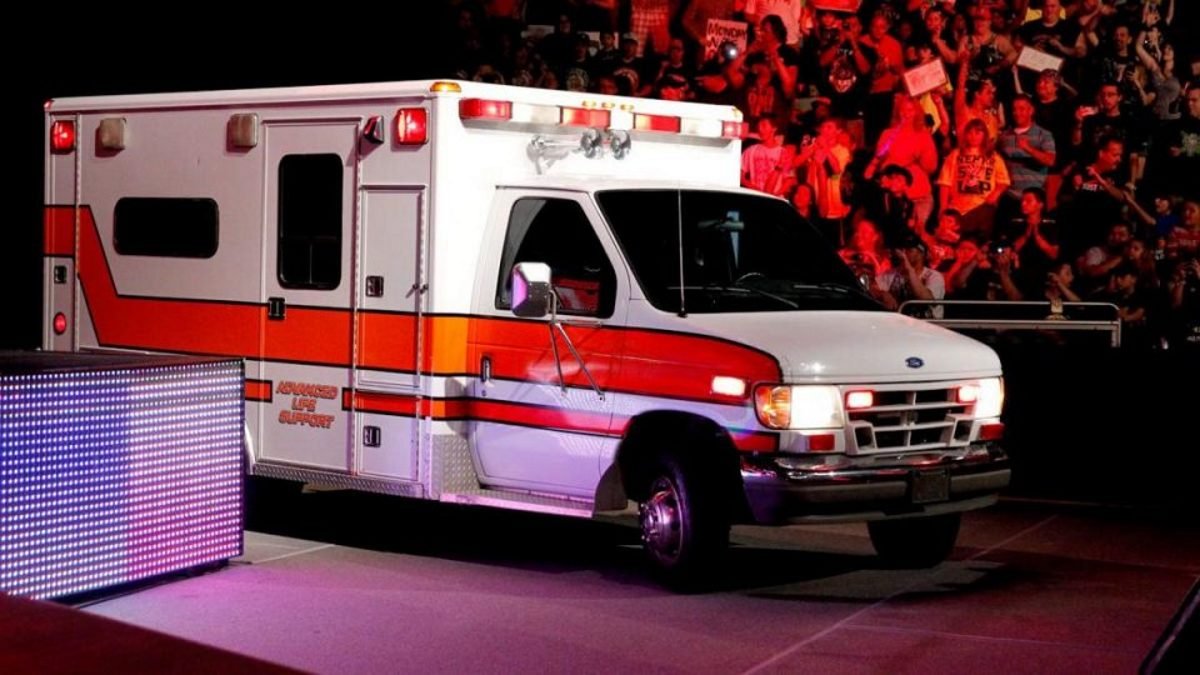   
																New Major WWE Injuries, Charlotte Flair Update, Fan Attack At House Show 
															 