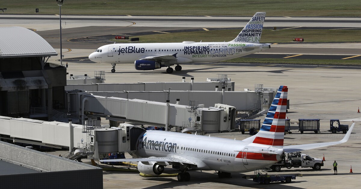  Man threatens to 'take down' plane at Tampa International Airport: Police 