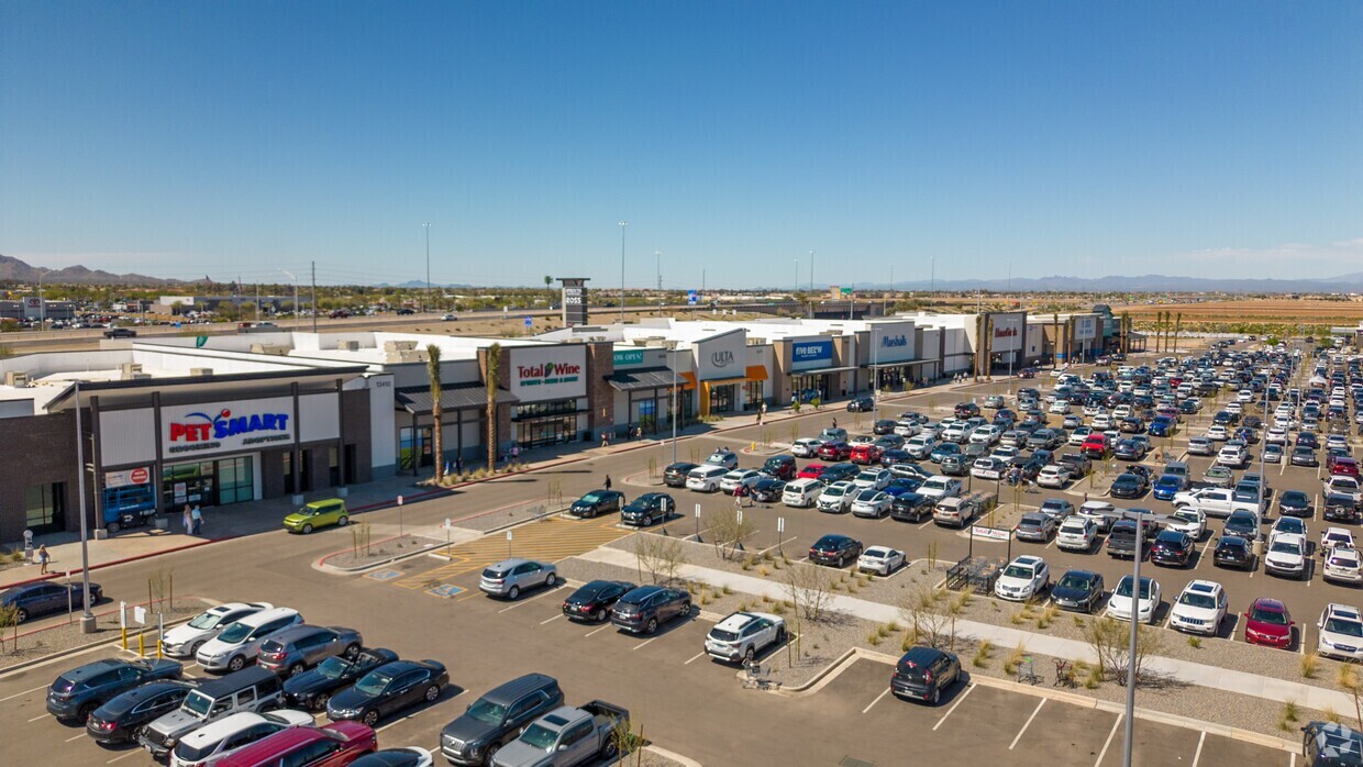  New Retail Center Makes Powerful Splash in Western Phoenix Suburb 