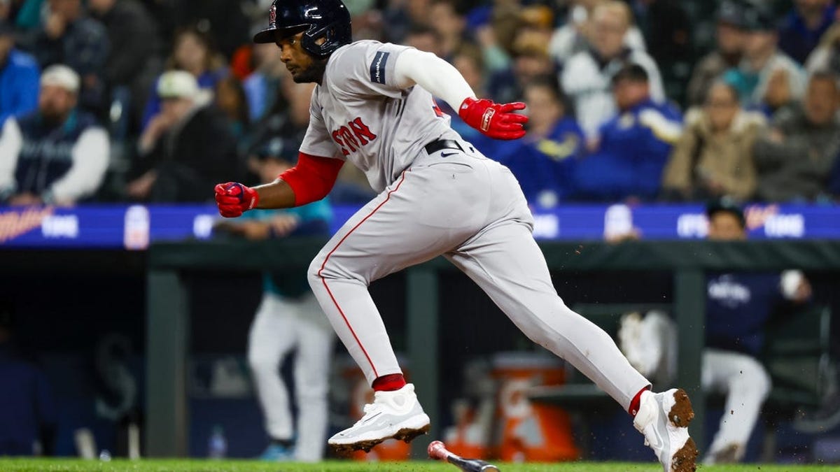  Mariners score three in 10th to stun Red Sox 
