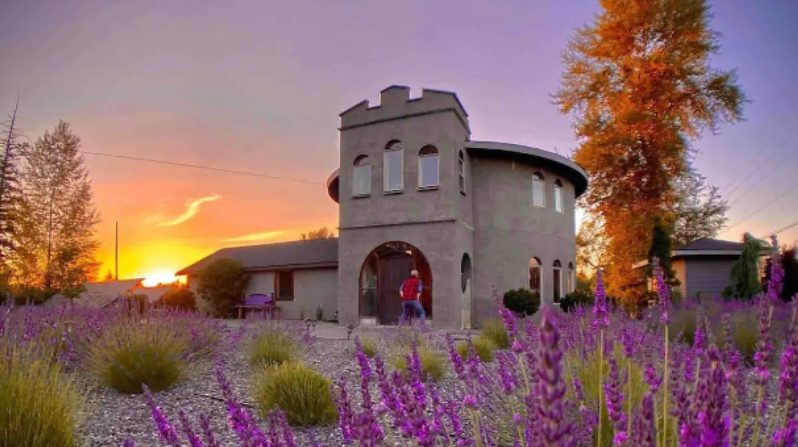  You Can Stay In A Washington Airbnb That's A Castle In A Field Of Lavender 