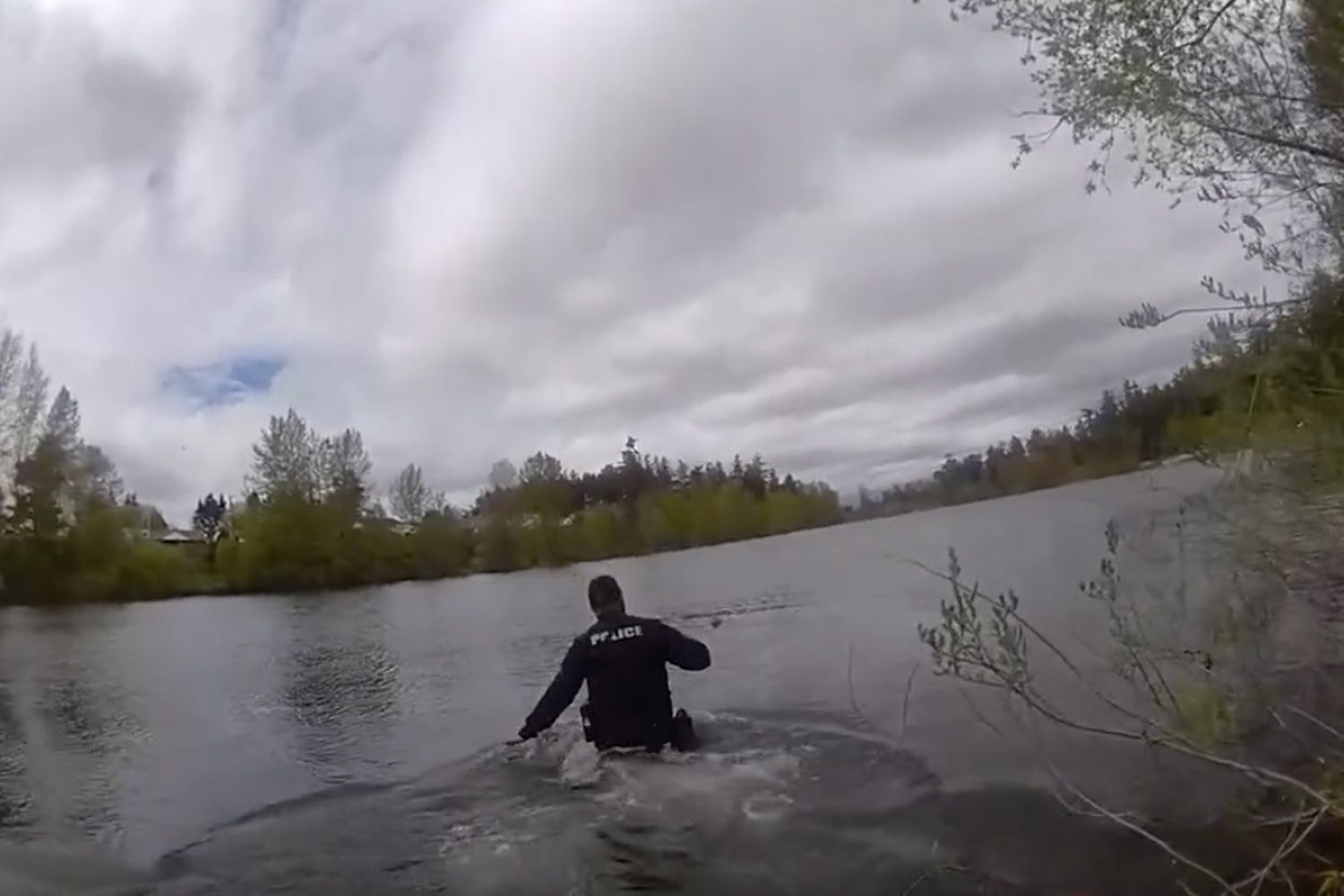  Washington Officers Jump Into Freezing Lake to Save Teenager: 'We Get Trained to Just Act' 