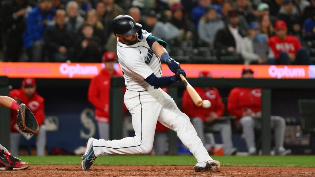  Amid 'different' pregame meetings, M's look to top Reds again 