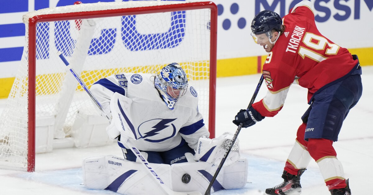  Panthers score twice in the third period and beat the Lightning 3-2 in Game 1 of NHL playoffs 