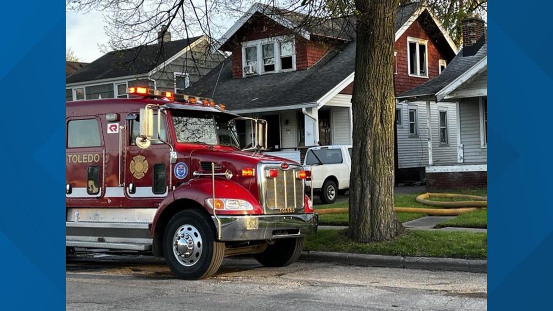  2 adults, 2 kids rescued from burning home in west Toledo 