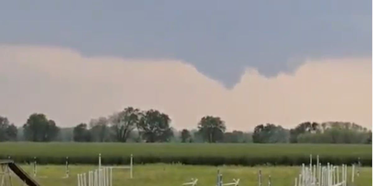   
																Severe storms hit south central Kansas, threaten tornadoes, drop large hail 
															 