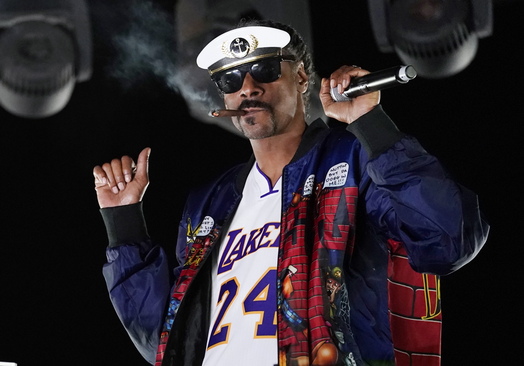  Snoop Dogg’s brand takes over Arizona Bowl, fo shizzle! 