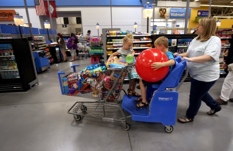  U.S. consumer spending rises; income gain smallest in 15 months 
