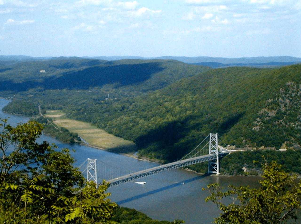   
																Body Recovered After Person Jumps From Bear Mountain Bridge 
															 