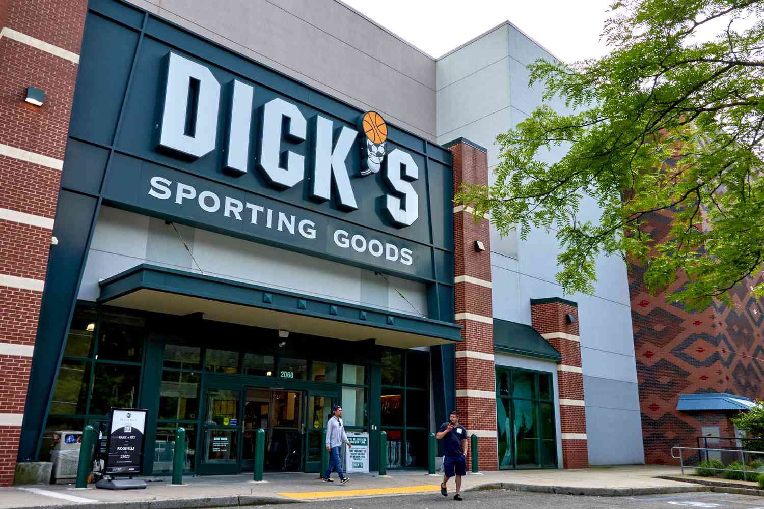  Dick's Sporting Goods Stock Soars as Shoppers Increase, Spend More 