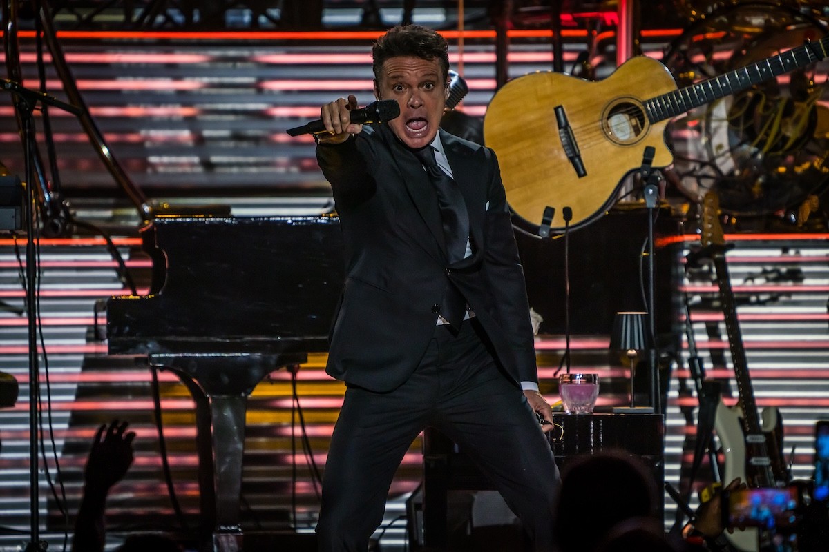  Review: Luis Miguel skips crowd interaction in career-spanning, sold-out, Tampa show [PHOTOS] 