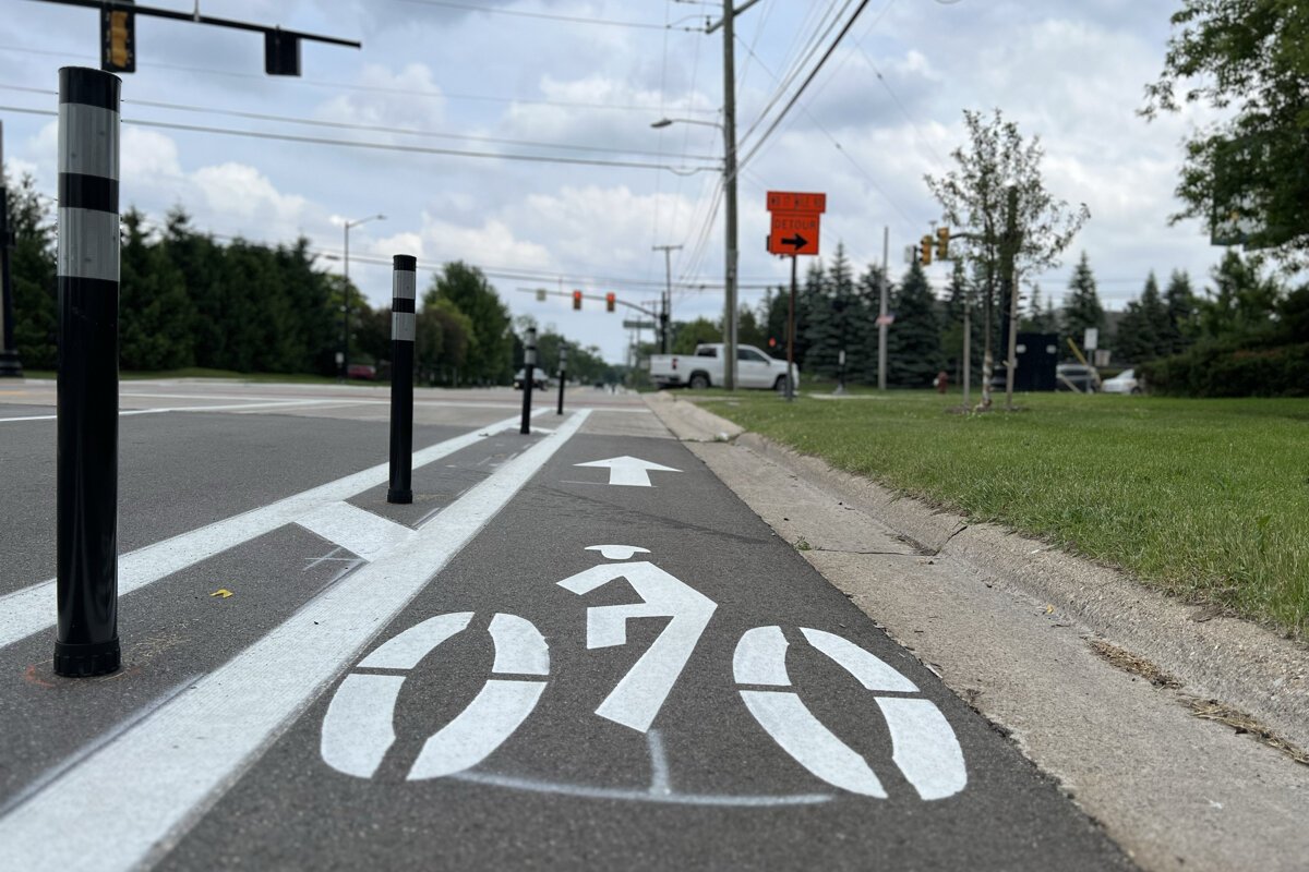   
																Sterling Heights celebrates installation of city's first bike lanes in pilot program 
															 