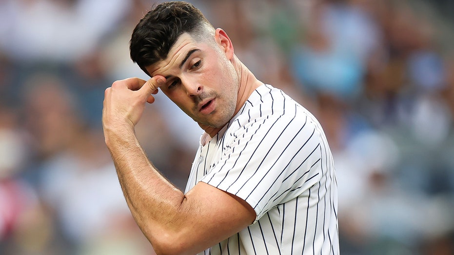  Yankees' Carlos Rodón gets emotional after poor start, consoled by teammate in dugout 