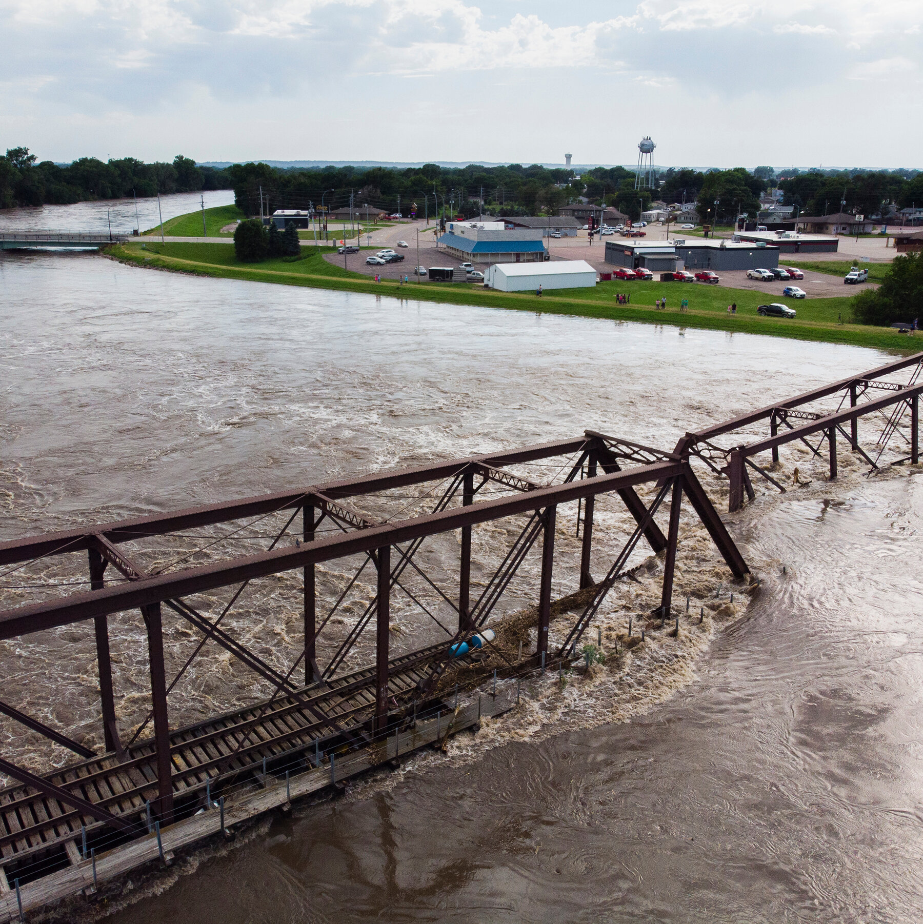  Wading Through Neck-High Waters in Iowa, a Husband Implored His Wife to Keep Going 