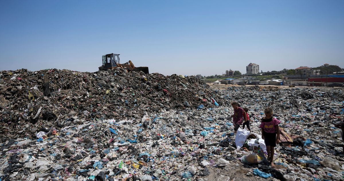  In the searing heat of the Gaza summer, Palestinians are surrounded by sewage and garbage 