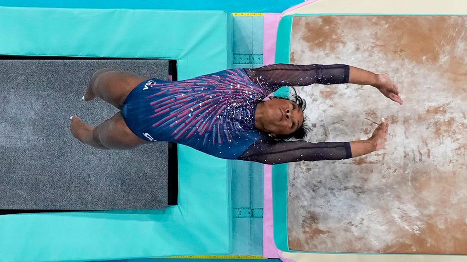  Simone Biles nails difficult vault, sticks perfect landing during Olympics training session 