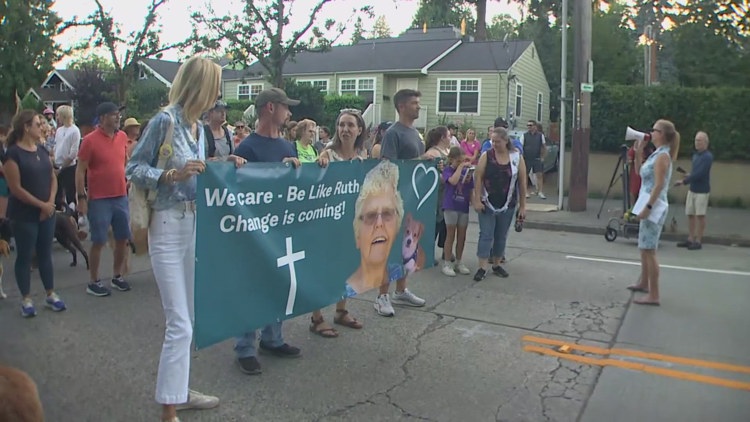  Hundreds of people and their dogs gather in Seattle to honor beloved dog walker killed in carjacking 