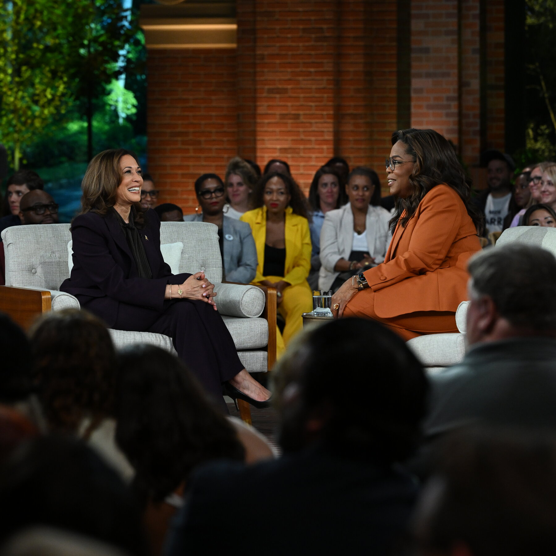  At Emotional Event With Oprah, Kamala Harris Hits Core Campaign Themes 