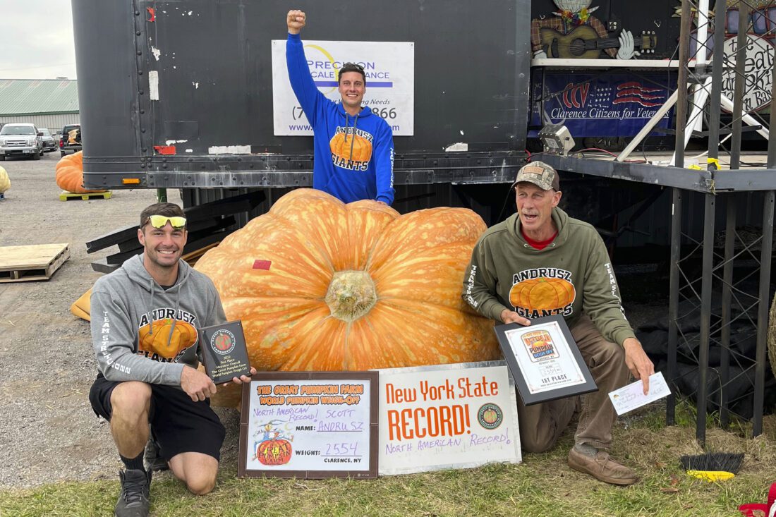  2,554-pound pumpkin carves out new U.S. record 