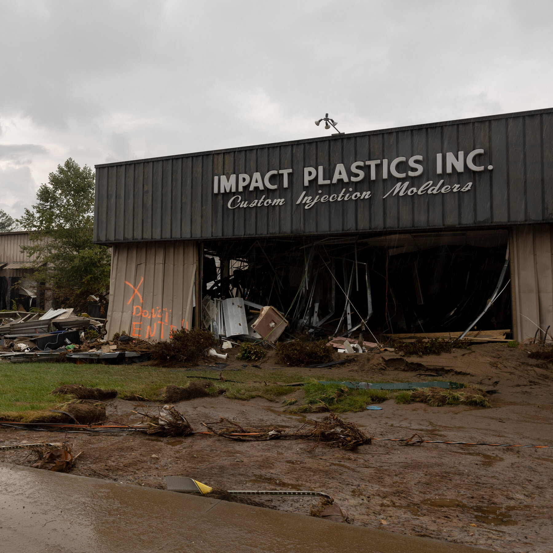  At a Tennessee Plastics Plant, Sorrow and Uncertainty in Helene’s Wake 