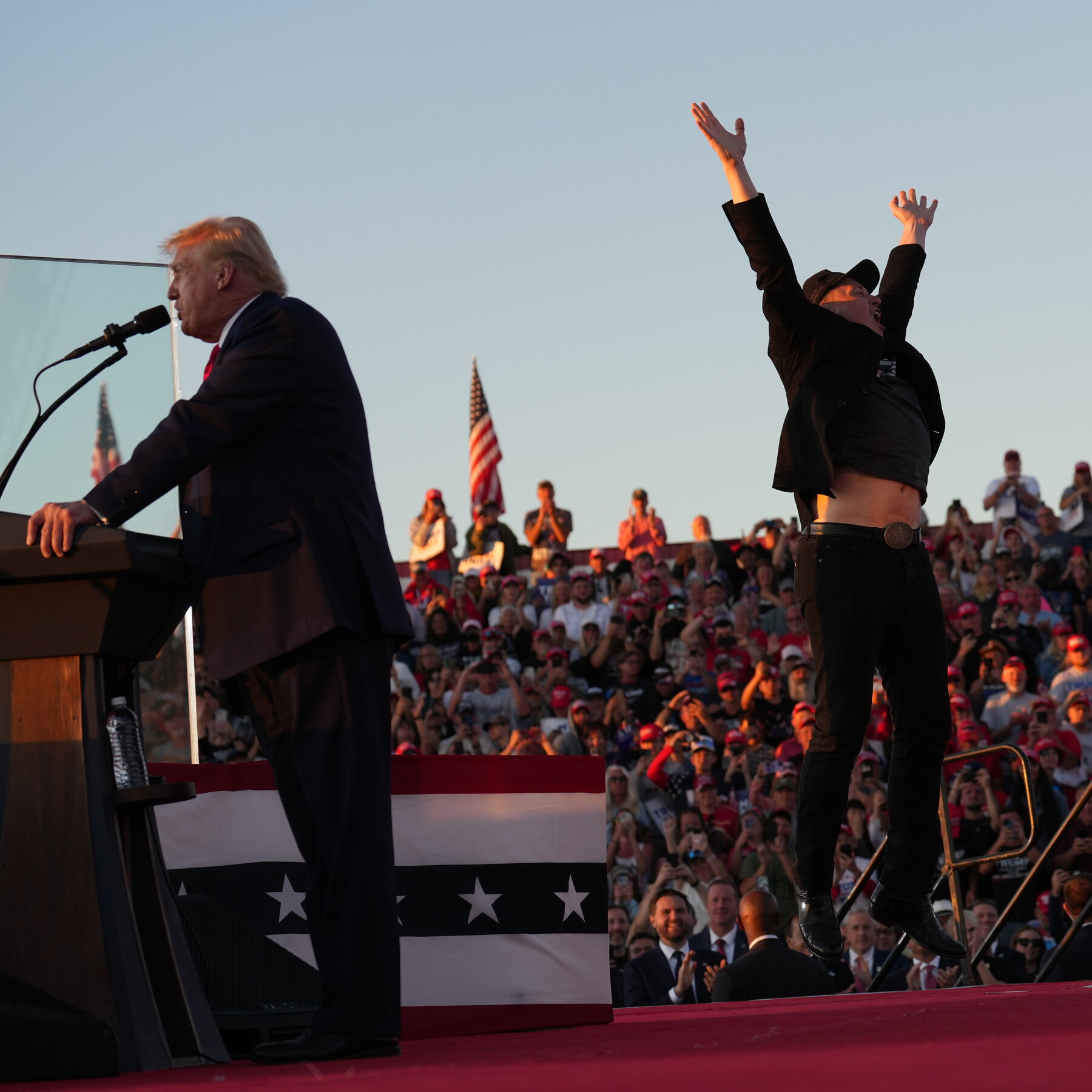  Elon Musk Leaps to Trump’s Side in Rally Appearance 