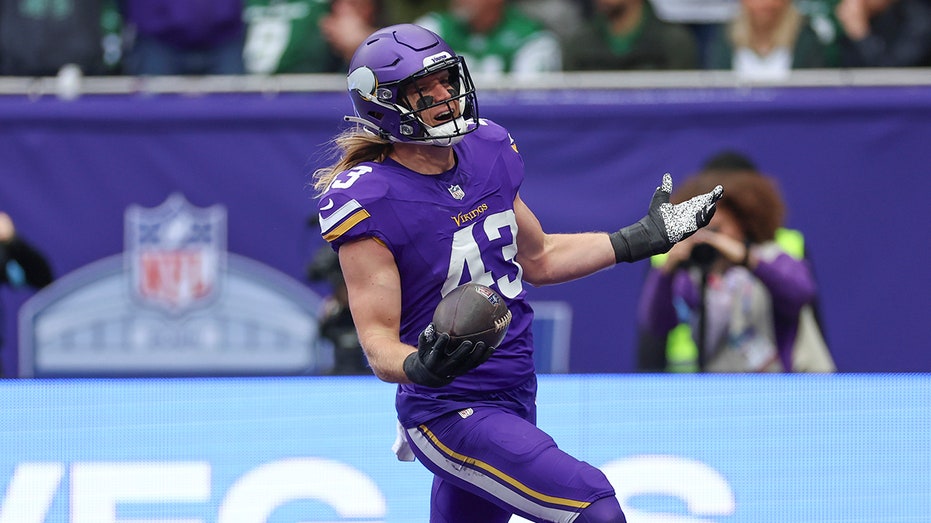  Vikings stave off Jets' 4th-quarter comeback attempt to remain undefeated in London 