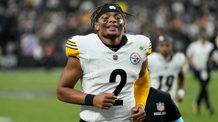  Steelers' Justin Fields acknowledges on-field performance hasn't solidified him spot as QB1 