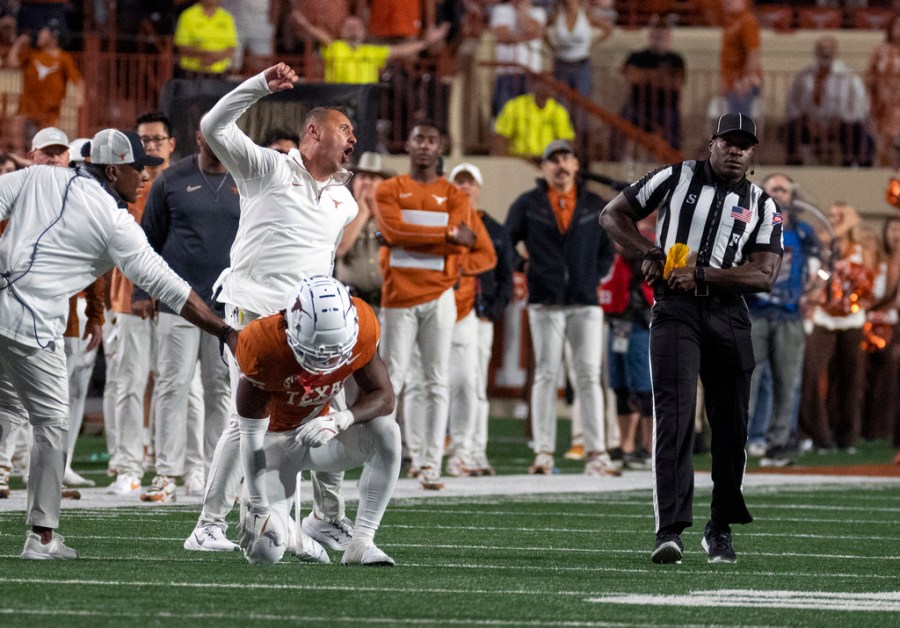   
																No. 5 Georgia hands No. 1 Texas its 1st loss of the season after trash thrown on field 
															 