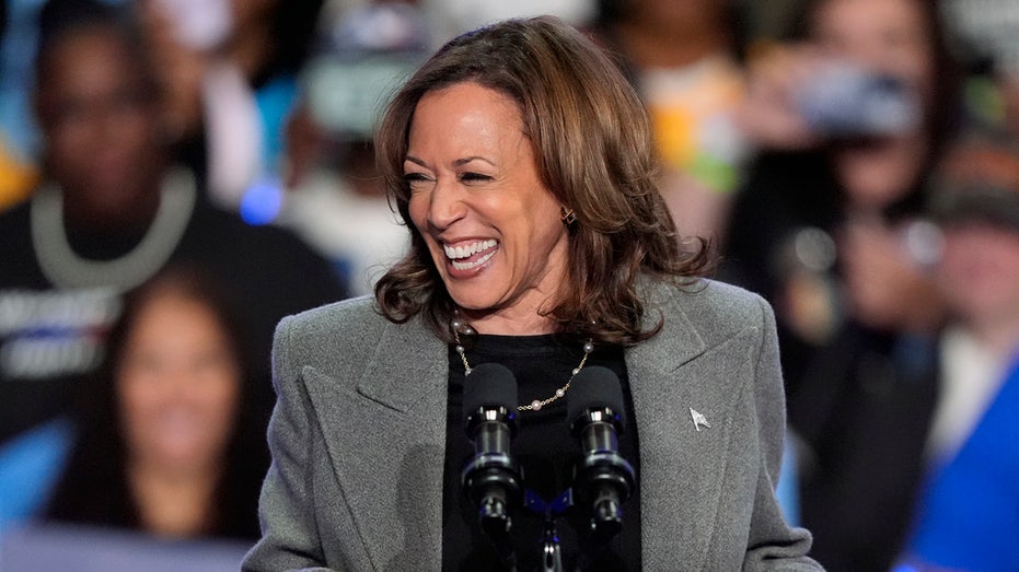  Harris invokes Jimmy Carter in bid to get supporters to vote early 