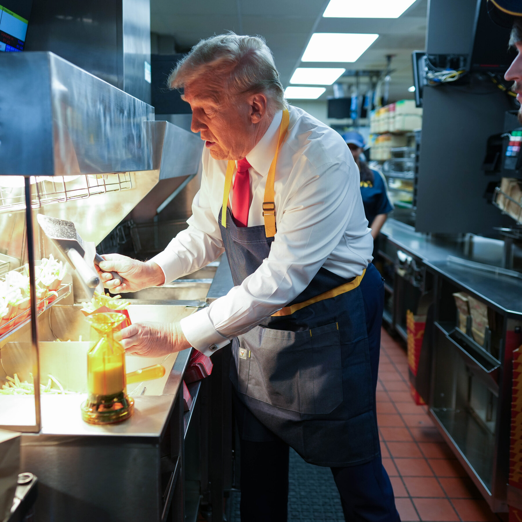  Trump Slings McDonald’s Fries as He Smears Harris in Pennsylvania 