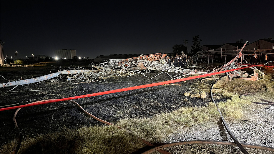  Multiple people killed after helicopter crashes into radio tower in Houston 