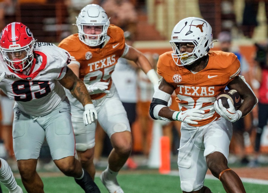  AP poll: Texas Longhorns slide after loss to Georgia Bulldogs, Oregon Ducks claim top spot 