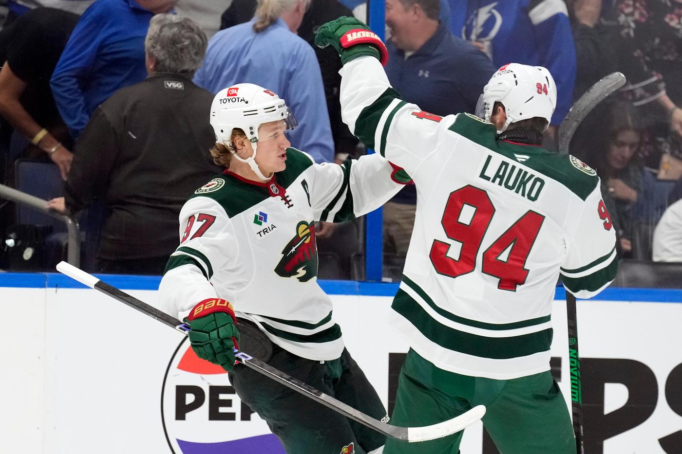  Matt Boldy breaks 3rd-period tie, Wild top Lightning to remain unbeaten in regulation 