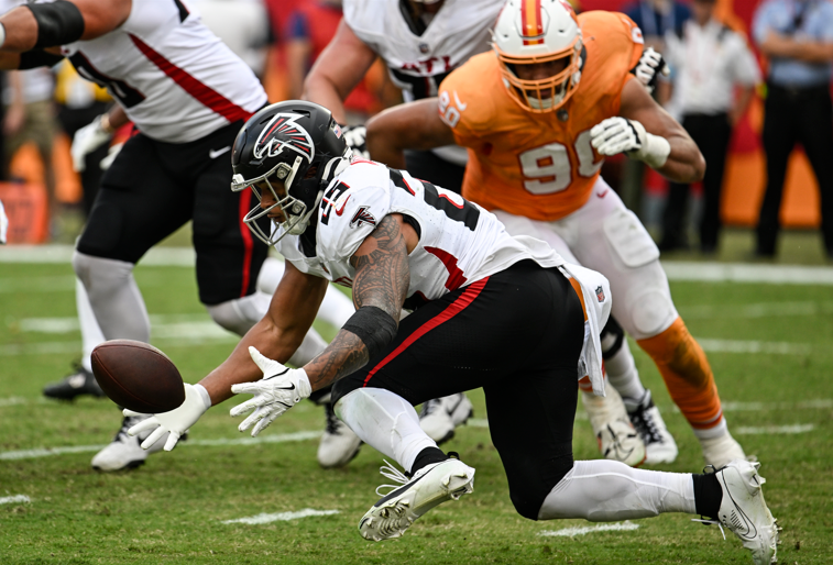  Cousins throws for 276 yards and 4 TDs as Falcons beat Bucs 31-26 to take control of NFC South 