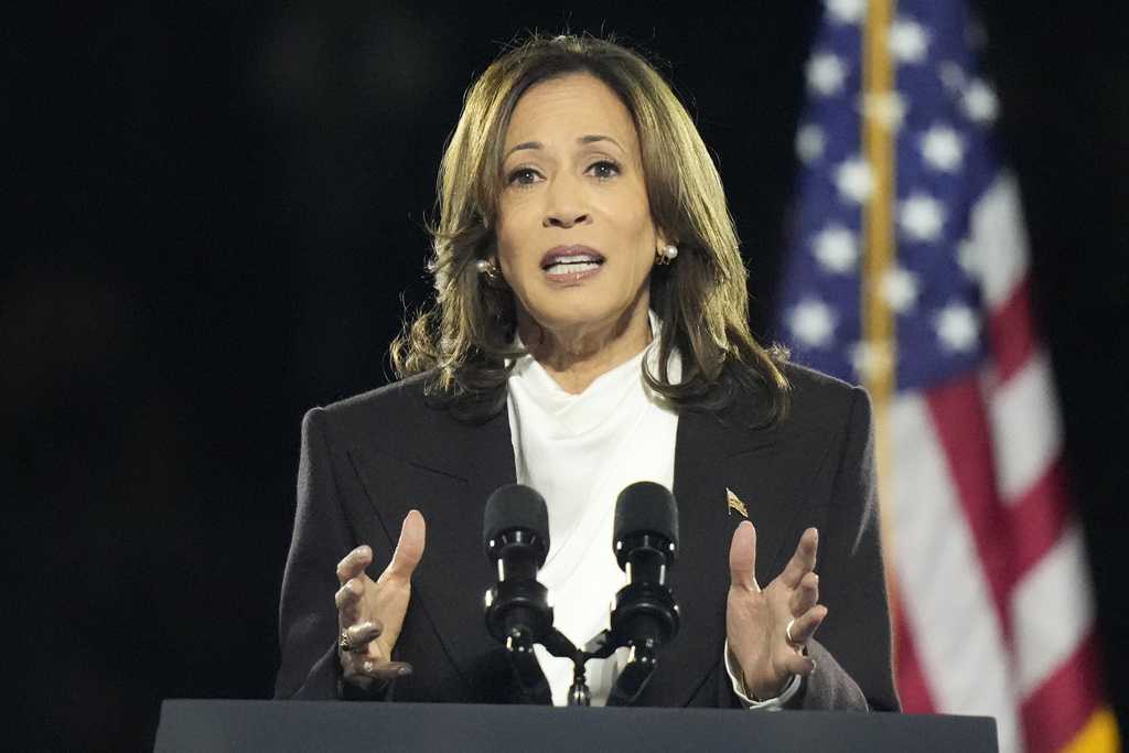  Key moments from Kamala Harris' speech at spot where Donald Trump spoke ahead of Jan. 6 riot 