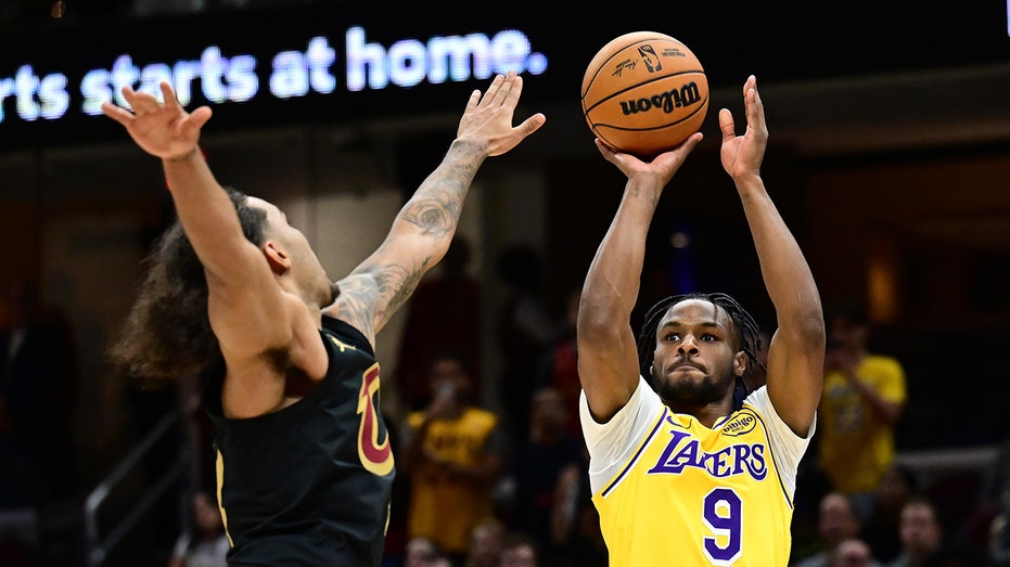  Lakers' Bronny James scores 1st career NBA points in Cleveland 