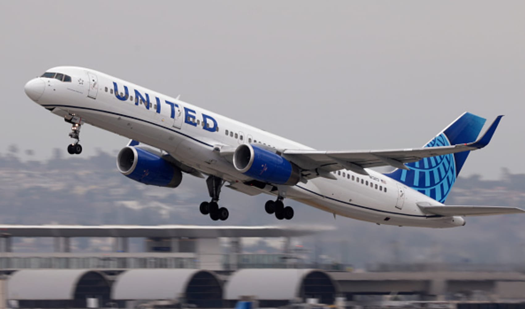  United Airlines passenger attacks a man mid-flight from SFO to Dulles 